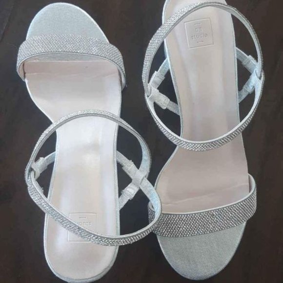 NEW Size 7.5 Silver Open-toed Shoe - Picture 4 of 5